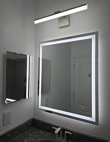 Gallery wall with precisely leveled picture frames