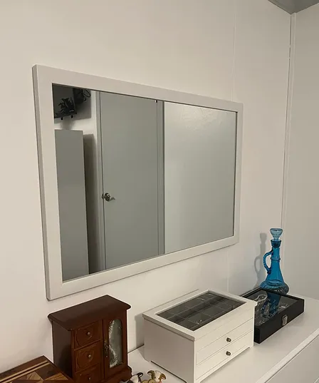 Decorative mirror installation in a finished room
